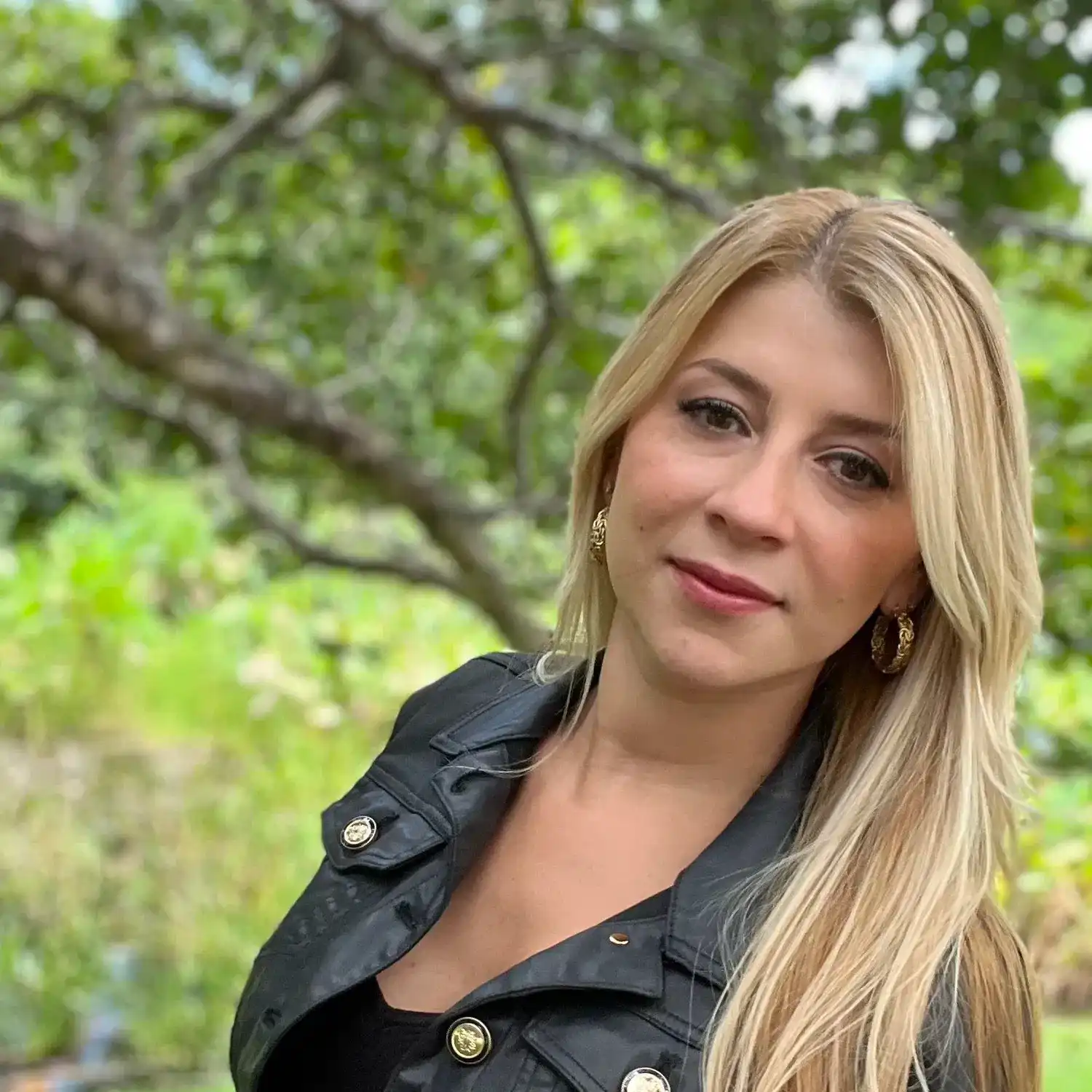 Portrait of Diana Scotto, a professional stylist at Grey and Sage Salon, showcasing their expertise and style.